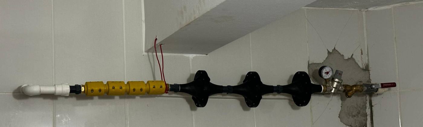 Konut su girişine yatay monte edilmiş Mai Serisi: basınç düşürücü, 3 vortex, 4 manyetik modül