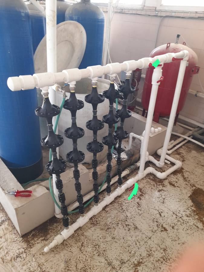 Bir arıtma odasında beş paralel vortex hattı